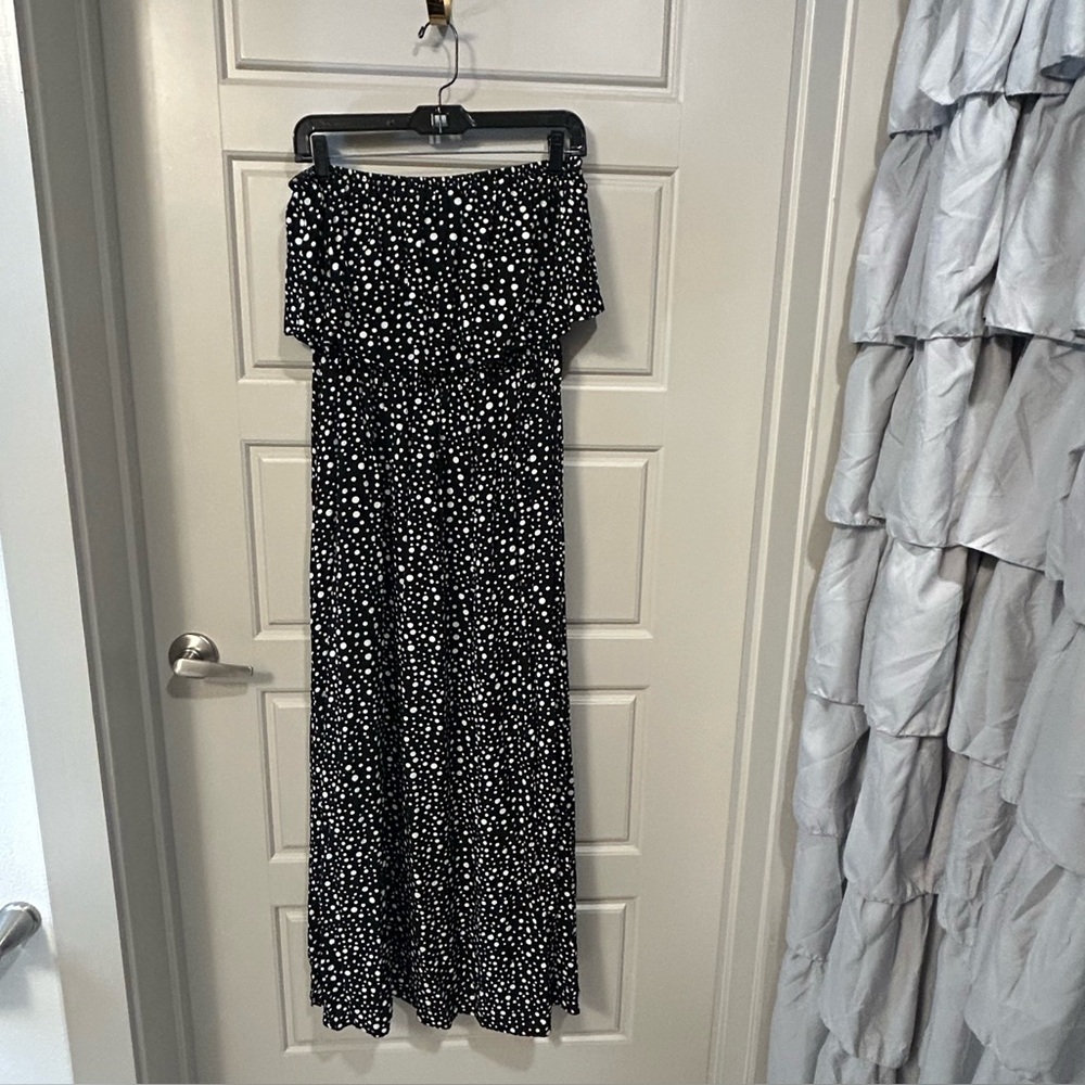 🌺🌺🌺 FINAL PRICE DROP 🌺🌺🌺Elegant Black and White Polka Dot Maxi Dress